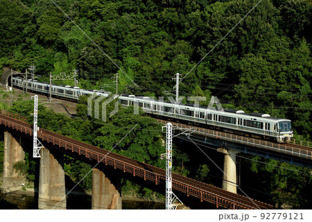 第六大和川橋梁を走る221系大和路快速8両 92779121