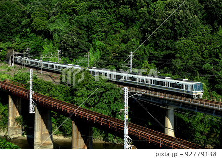 第六大和川橋梁を走る221系大和路快速8両（ビビッド調） 92779138