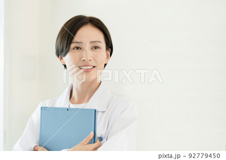 白衣を着た女性 白衣を着た女性 92779450