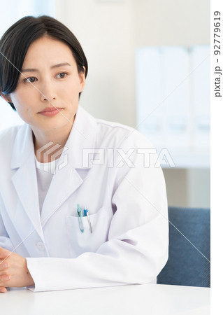 白衣を着た女性 白衣を着た女性 92779619
