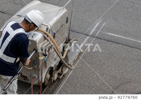 道路のアスファルトの切断 92779760