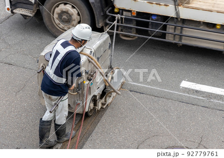 道路のアスファルトの切断 92779761
