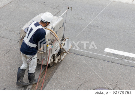 道路のアスファルトの切断 92779762