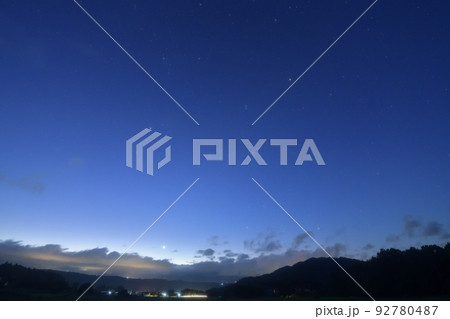 北杜市白州町、金星が地平に昇るその上にカペラ・アルデバラン・プレアデス・火星が並ぶ 北杜市白州町、金星が地平に昇るその上にカペラ・アルデバラン・プレアデス・火星が並ぶ 92780487
