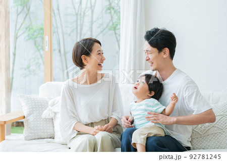 リビングにいる笑顔の親子(家族・ファミリー・育児・子育て) リビングにいる笑顔の親子(家族・ファミリー・育児・子育て) 92781245
