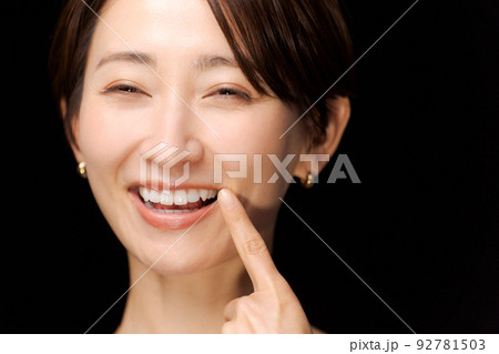 デンタルチェックをする女性の笑顔写真 92781503