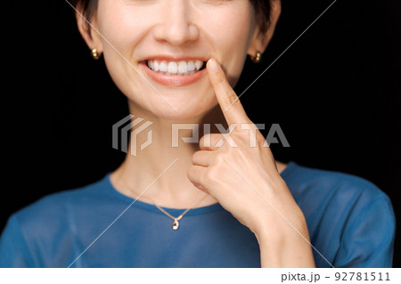 デンタルチェックをする女性の写真 デンタルチェックをする女性の写真 92781511