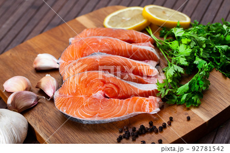 Fresh sliced salmon on wooden cutting board 92781542