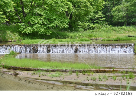 上原ぬるめ水路の堰を流れる水 上原ぬるめ水路の堰を流れる水 92782168