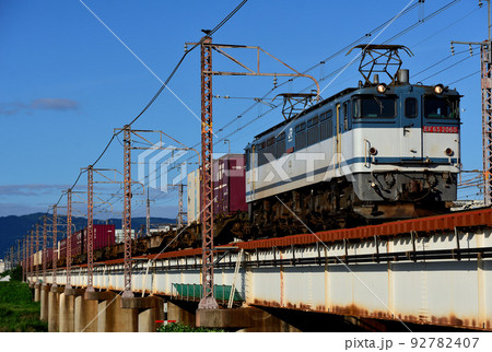 東海道本線を走るEF652060コンテナ貨物列車（ビビッド調） 92782407