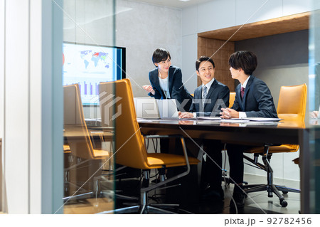会議　ビジネス　オフィス　ビジネスマン　撮影協力：WEEK芝大門（サンフロンティア不動産） 92782456