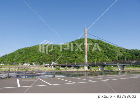 村国山と日野川　万代橋　福井県越前市 92783602