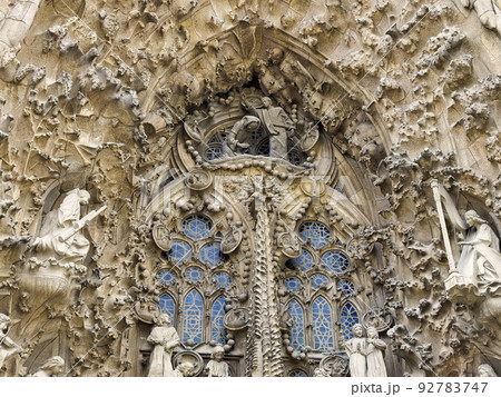 バルセロナ サグラダ・ファミリア 壁面の緻密な彫刻 92783747