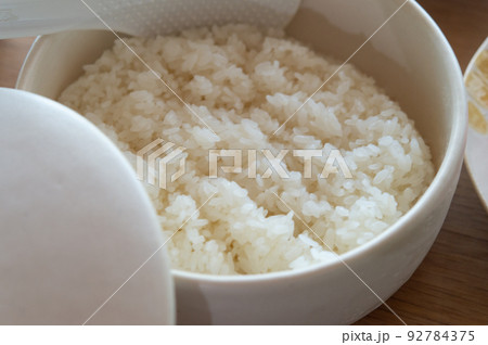 陶器のおひつに入ったごはん 92784375