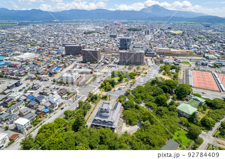 琵琶湖湖畔に築城された長浜城と長浜市内と伊吹山をドローンで空撮｜滋賀県長浜市 92784409