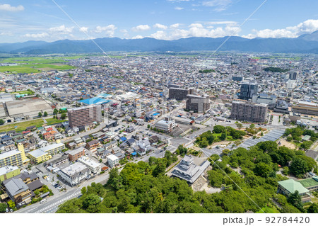 琵琶湖湖畔に築城された長浜城と長浜市内をドローンで空撮｜滋賀県長浜市 92784420
