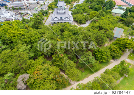 琵琶湖湖畔に築城された長浜城をドローンで空撮｜滋賀県長浜市 92784447
