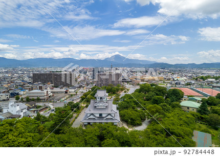 琵琶湖湖畔に築城された長浜城と長浜市内と伊吹山をドローンで空撮｜滋賀県長浜市 92784448