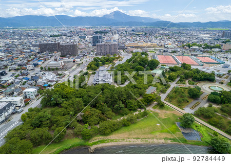 琵琶湖湖畔に築城された長浜城と長浜市内と伊吹山をドローンで空撮|滋賀県長浜市 琵琶湖湖畔に築城された長浜城と長浜市内と伊吹山をドローンで空撮|滋賀県長浜市 92784449