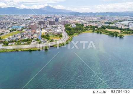 琵琶湖湖畔に築城された長浜城と長浜市内と伊吹山をドローンで空撮｜滋賀県長浜市 92784450