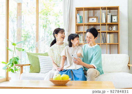 スマホを見る若い家族 スマホを見る若い家族 92784831