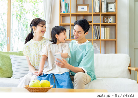 スマホを見る若い家族 スマホを見る若い家族 92784832