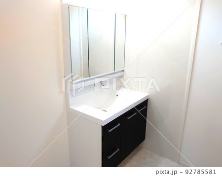 新築の建物の明るい洗面台 92785581