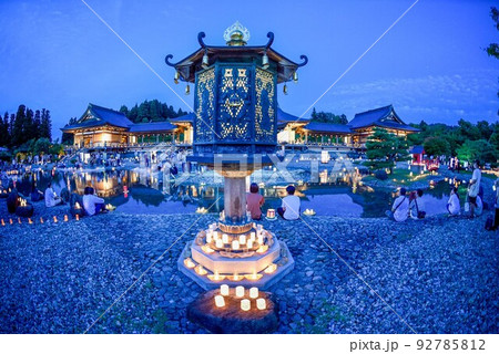 倶利伽羅不動寺の万灯会で灯籠流し 92785812