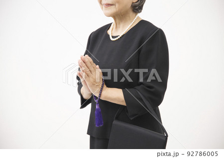 合掌する喪服を着たシニア女性 合掌する喪服を着たシニア女性 92786005