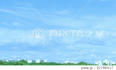 青空と雲いっぱいの町風景 青空と雲いっぱいの町風景 92786417