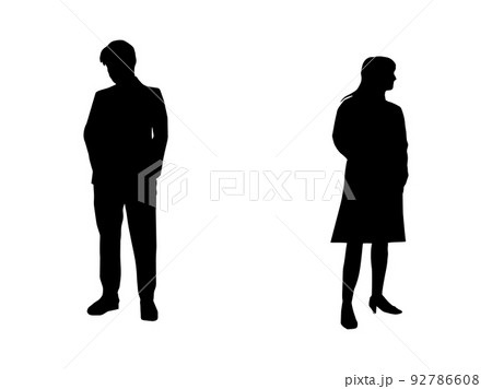 反対方向を向いて立つ若い男女シルエット 92786608