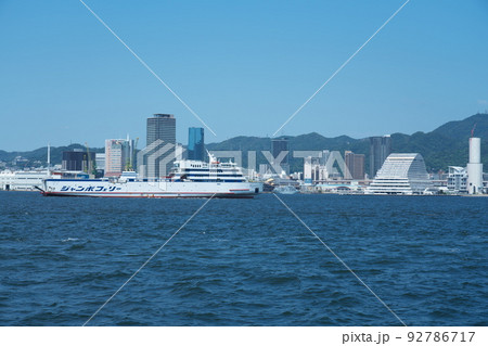 神戸港をフェリーターミナルに向けて航行する こんぴら2(1)　兵庫県神戸市中央区 92786717