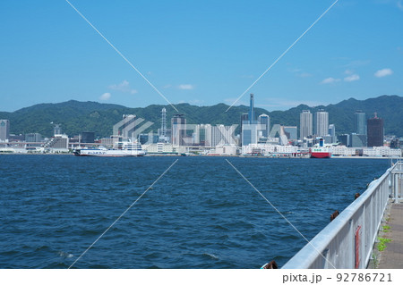 神戸港をフェリーターミナルに向けて航行する こんぴら2(5)　兵庫県神戸市中央区 92786721