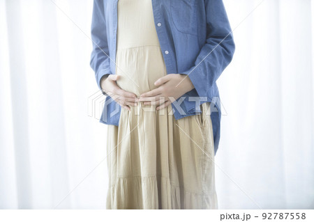 ブルーのシャツを羽織った妊婦 ブルーのシャツを羽織った妊婦 92787558
