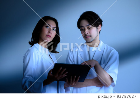 白衣の人々 92787627
