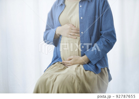 ブルーのシャツを羽織った妊婦 92787655