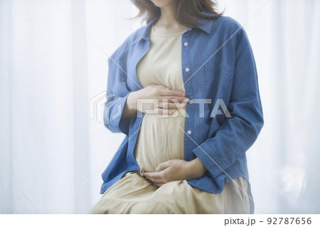 ブルーのシャツを羽織った妊婦 ブルーのシャツを羽織った妊婦 92787656