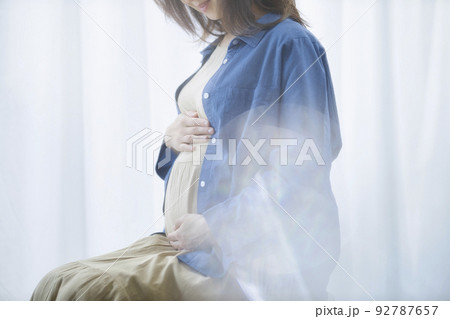 ブルーのシャツを羽織った妊婦 ブルーのシャツを羽織った妊婦 92787657
