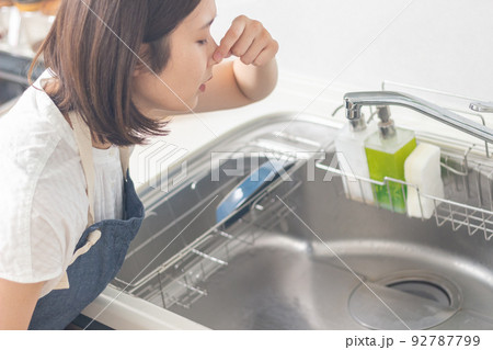 排水溝が臭くて鼻をつまむ女性 排水溝が臭くて鼻をつまむ女性 92787799