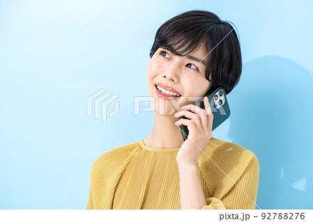 女性　スマートフォン　ブルーバック 92788276