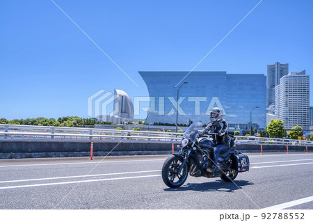 横浜をツーリングする女性ライダー 92788552