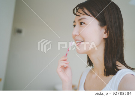 ハミガキをする女性 ハミガキをする女性 92788584