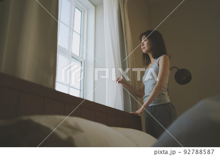 朝、窓の外を眺める女性 朝、窓の外を眺める女性 92788587