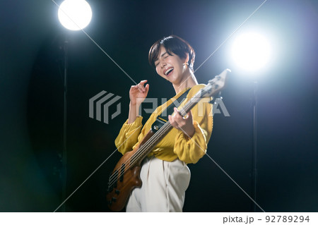 女性　ベース　音楽　ベーシスト 92789294