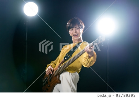 女性 ベース 音楽 ベーシスト 女性 ベース 音楽 ベーシスト 92789295