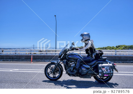 横浜をツーリングする女性ライダー 横浜をツーリングする女性ライダー 92789576