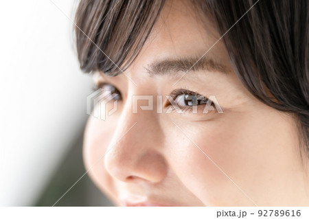 女性　目元 92789616
