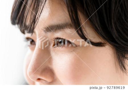 女性　目元 92789619