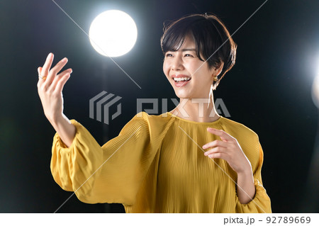 女性 女優 演劇 ステージ 歌う 女性 女優 演劇 ステージ 歌う 92789669