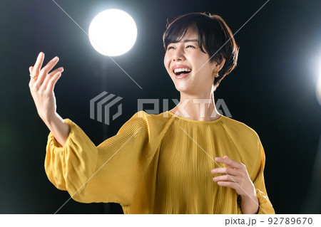 女性　女優　演劇　ステージ　歌う 92789670
